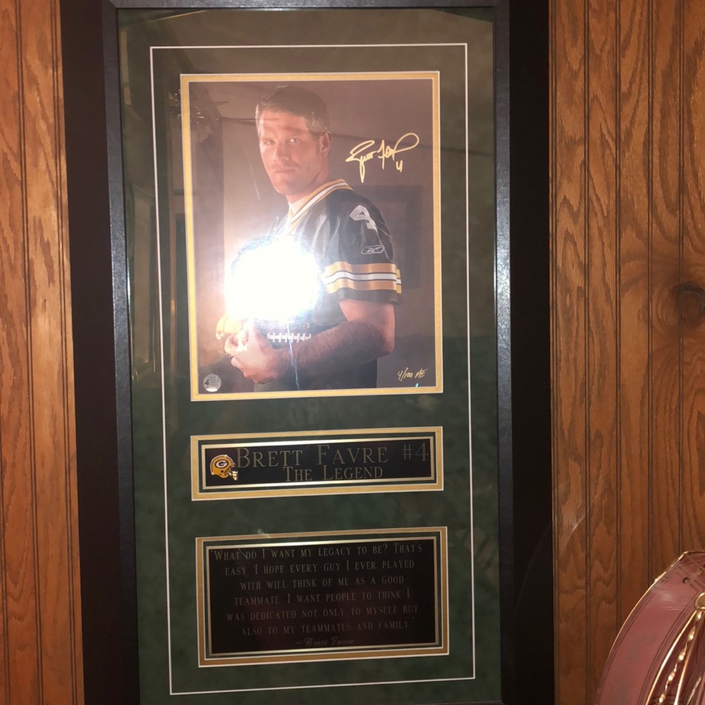 Autographed picture of Brett Farve w COA